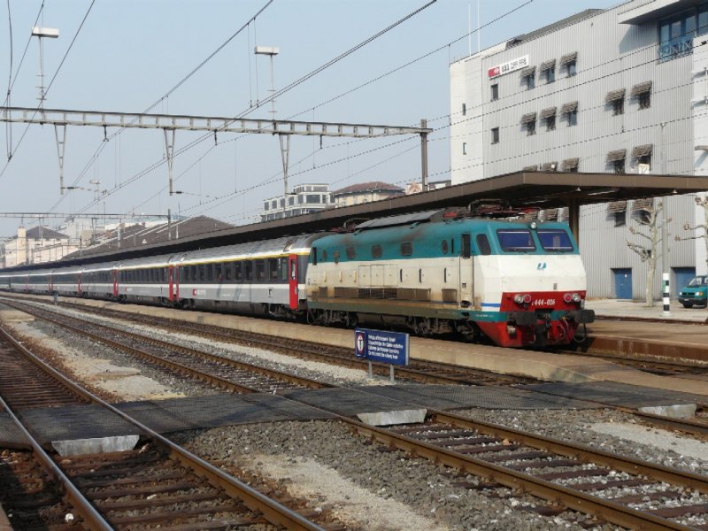 FS - E-Lok 444 026 vor SBB Personenwagen im Bahnhof von Chiasso am 2302.2008