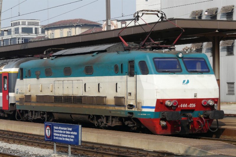 FS - E-Lok E 444-026 im Bahnhof von Chiasso am 2302.2008