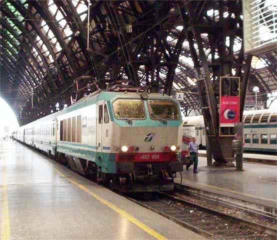 FS E402 004 am Milano Centrale am 29. Juli 2004