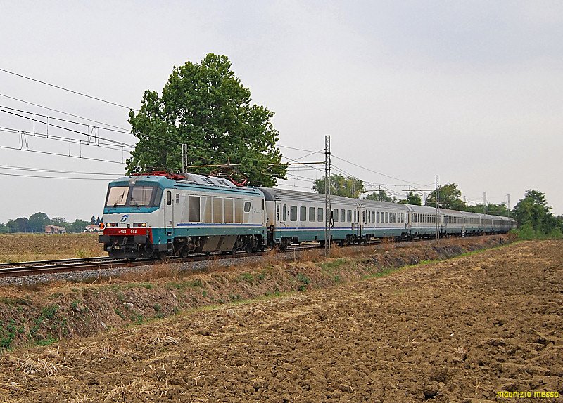 FS E402A 013 hauling the IC582  Vesuvio  near Cadeo on the 21st of September in 2008
