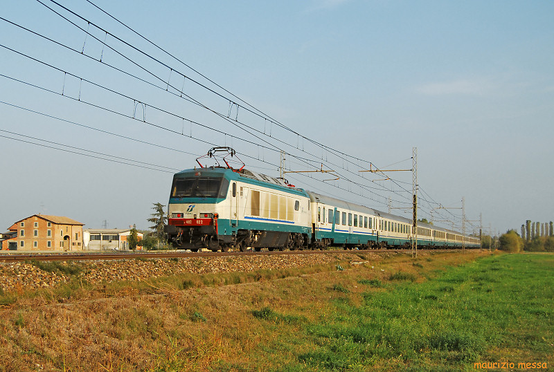 FS E402A 022 pushing the IC595  Vesuvio  Milano-Napoli near Villa Cad on the 19th of October in 2008