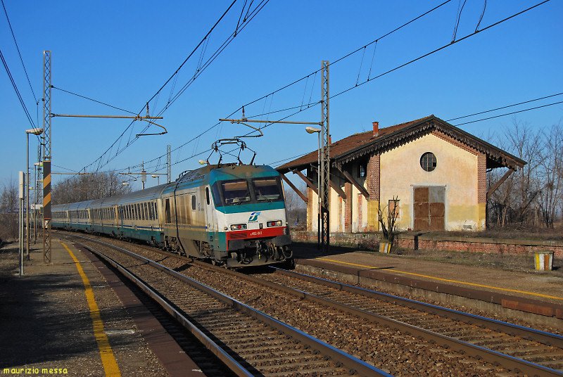 FS E402A 041 hauling the IC595  Vesuvio  Milano - Napoli, entering S.Stefano Lodigiano station on the 14th of February in 2009