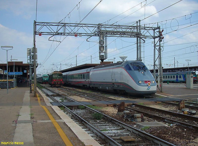 FS E414 159 in ESCI Livery hauling the ICplus 618  Alfieri  ready to leave Verona Porta Nuova on the 12th of August in 2008 - By side, the D345 1077