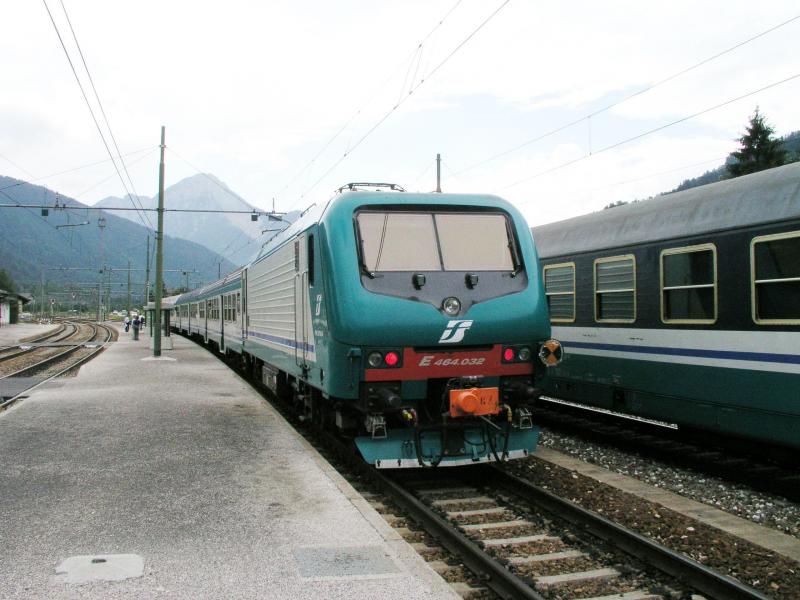 FS E464 032 am 18-08-2003 im Bahnhof Toblach
