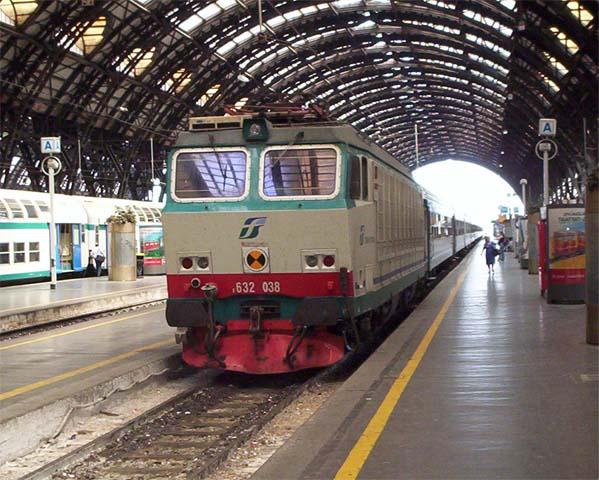 FS E632-038 am Milano Centrale am 29. Juli 2004