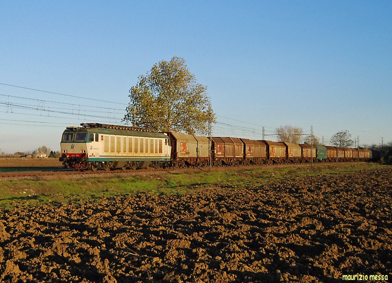 FS E633 048 hauling a northbound freight train near Cadeo on the 22nd of November in 2008