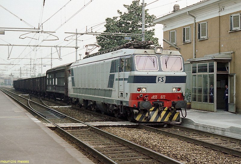 FS E633 072 with a freight train in Desio on the 17th of April in 1987 - Scanned from film