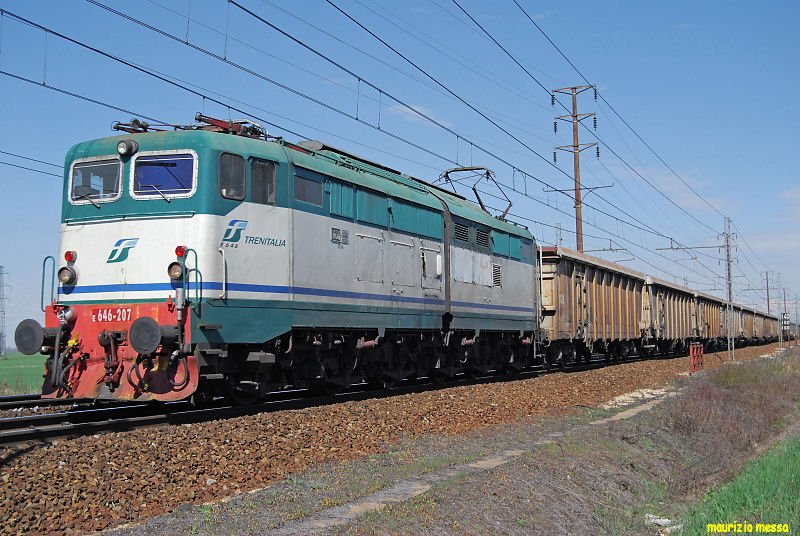 FS E646 207 with a freight train near Tortona on the 22nd of March in 2008. Actually, this unit is withdrawn from service in Milano Smistamento depot.