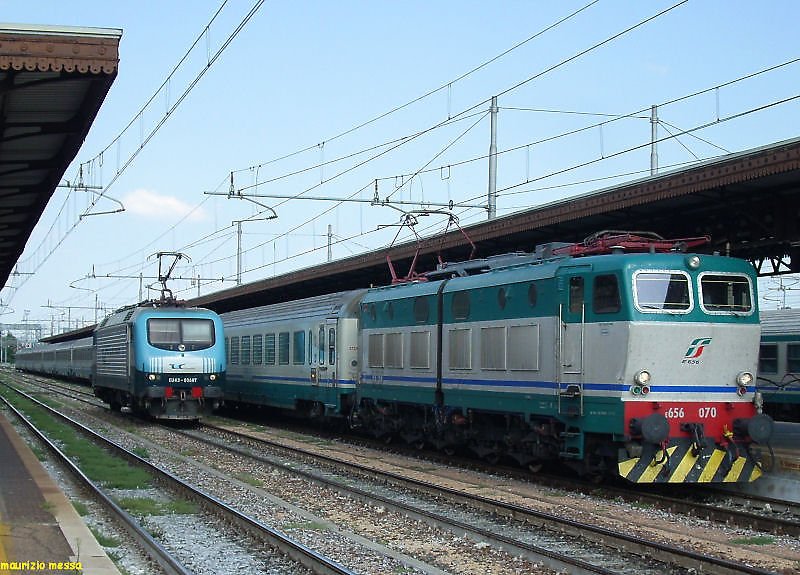 FS E656 070, with the new logo with the same colours of the Italian flag, hauling the ICplus 622  Juvarra  in Verona P.N. on the 12th of August in 2008.

By side, the RTC EU43 006RT. 
