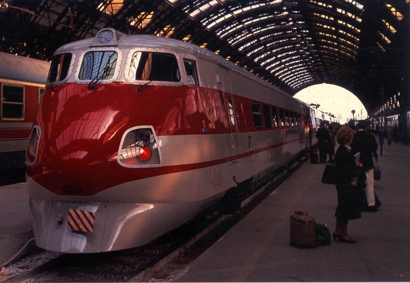 FS ETR 450 im Bahnhof Milano Centrale. Scan ab Dia, April 1990