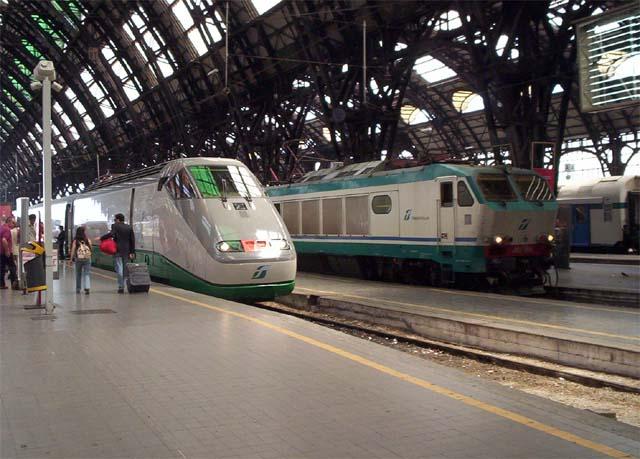 FS ETR 500 025 mit daneben FS e 402 004 am Milano Centrale am 29. Juli 2004