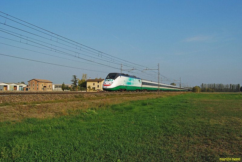 FS ETR500 train 28 (sideA) painted with HDI advertising livery, running as ES9419 (Milano C.le - Bari C.le) near Villa Cad on the 19th of October in 2008