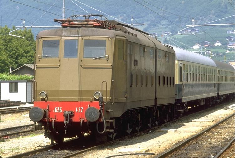 FS Oldtimer E 636.427 in Meran mit Kurswagen aus Deutschland (Foto,1982)