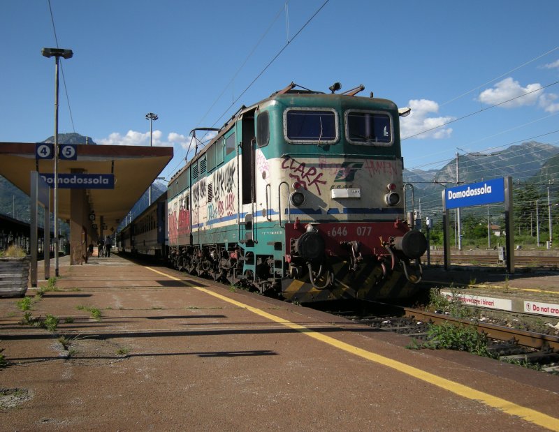 FS Regionalverkehr damals und heute: Das ist keine Werbung fr einen Gruselfilm, sondern heutiger FS/TI Alltag: Scheulich verzierte FS E 646-077 mit einem Personnenzug nach Novara am 13. Juni 2008 in Domodossola.