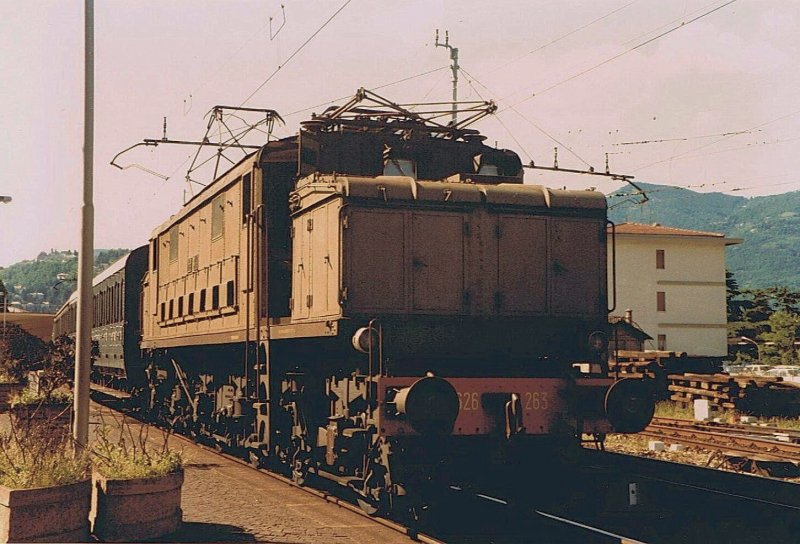 FS Regionalverkehr damals und heute: FS E 626-263 mit einem Hunderttürenzug in Como S.G. im Juni 1985 
