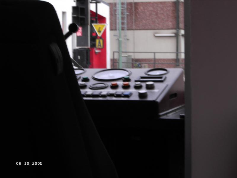 Fhrerhaus vom DT3 LZB 923-3 aufgenommen vom Innenraum von einem Sitz im Fahrgast Raum dann ist das bild doch erlaubt? 