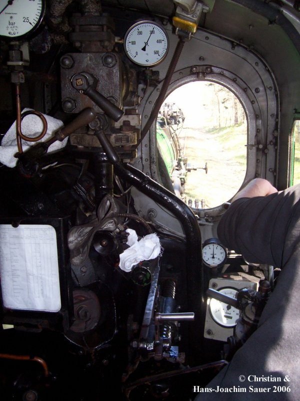 Fhrerstand der 1925 gebauten original Rgen Lok 53 Mh. (02.05.2006)