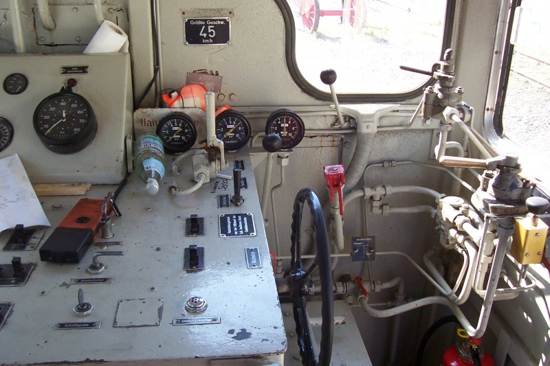 Fhrerstand der 332 215-2.Jeder hatte die Mglichkeit hier mitzufahren.

 Ohne Elektronik und es geht alles!