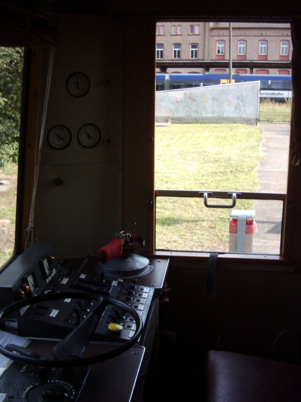 F�hrerstand des ET 279. Wenn man schon mal bei einer alten S-Bahn in Berlin mitgefahren ist, kommt man sich hier sehr heimisch vor. Durch das F�hrerstandsfenster kann man im Hintergrund den Bahnhof von M�ncheberg mit einem Triebwagen der Oderlandbahn im Vordergrund erkennen.