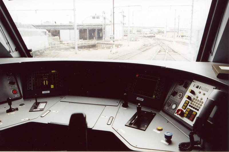 Fhrerstand einer Lok der Reihe 427, Depot Thionville,
 August 2002