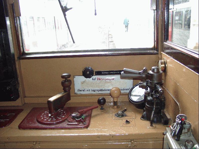 Fhrerstand im Triebwagen 220 der HHA. Am 16.03.2002 im Einsatz auf der U3/U2 als Sonderzug anllich des 90jhrigen Bestehens der U-Bahn in Hamburg.