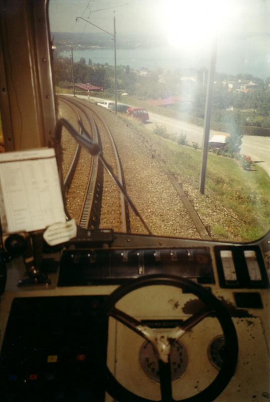 Fhrerstandimpression III (aufgenommen im Jahr 2001)
(durch Glasscheibe vom Fahrgastraum aus)