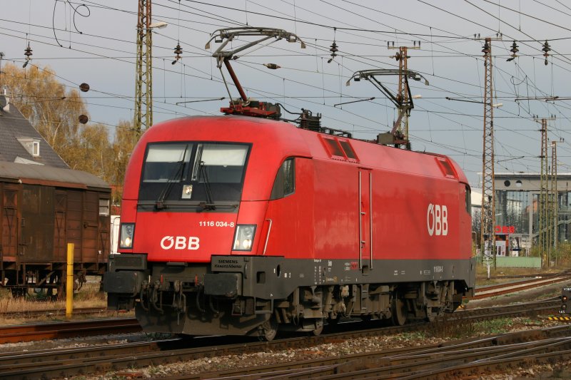 Fhrerstandswechsel des Lokfhrers auf der 1116 034. Bei diesem Manver sind beide Stomabnehmer angelegt! Die Aufnahme entstand am 11. November 2006 im Bahnhof Wels.