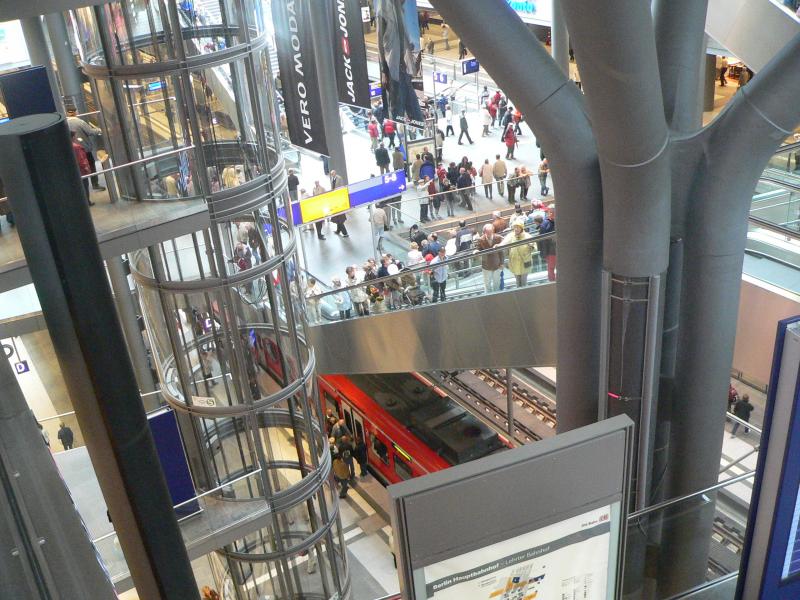 Fnf Etagen hat der neue Berliner Hauptbahnhof. Dadurch bietet sich ein Vogelperspektivenblick, wie man ihn sonst nur in wenigen Bahnhfen findet. 27.5.2006