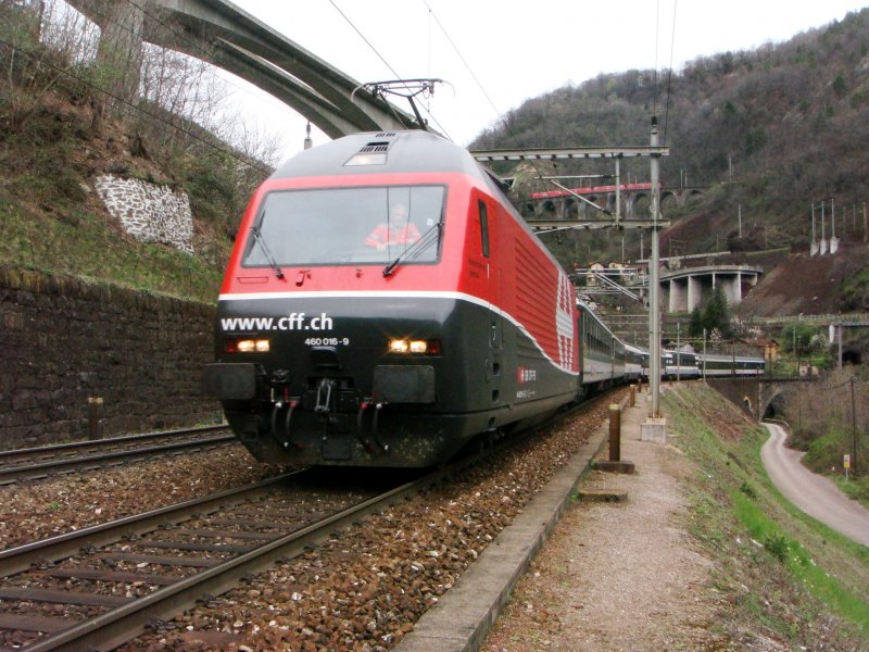 F�nf Loks auf einem Bild und alle fahren in dieselbe Richtung! Mit etwas Gl�ck sind solche Fotos in der Schlucht der Biaschina m�glich, wie hier am 03.04.2008, wo sich die Re 460 016 mit ihrem IR nach Locarno auf der untersten Ebene befindet und auf der obersten ein LZ mit vier BR 185.