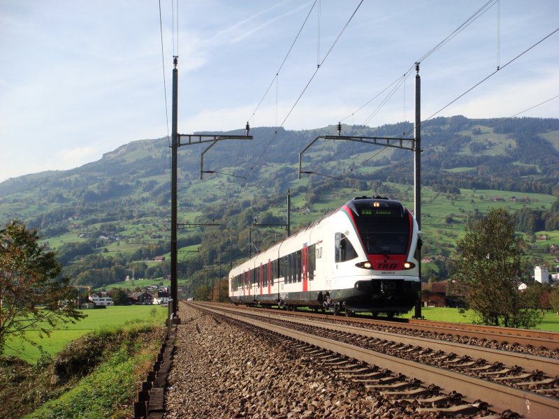 F�nf Minuten nach dem Flirt kam nochmals einer vorbei, diesmal aber TILO-RABe 524 011-4, auf dem Weg in seine Heimat zwischen Steinen und Schwyz am 1.10.2007
