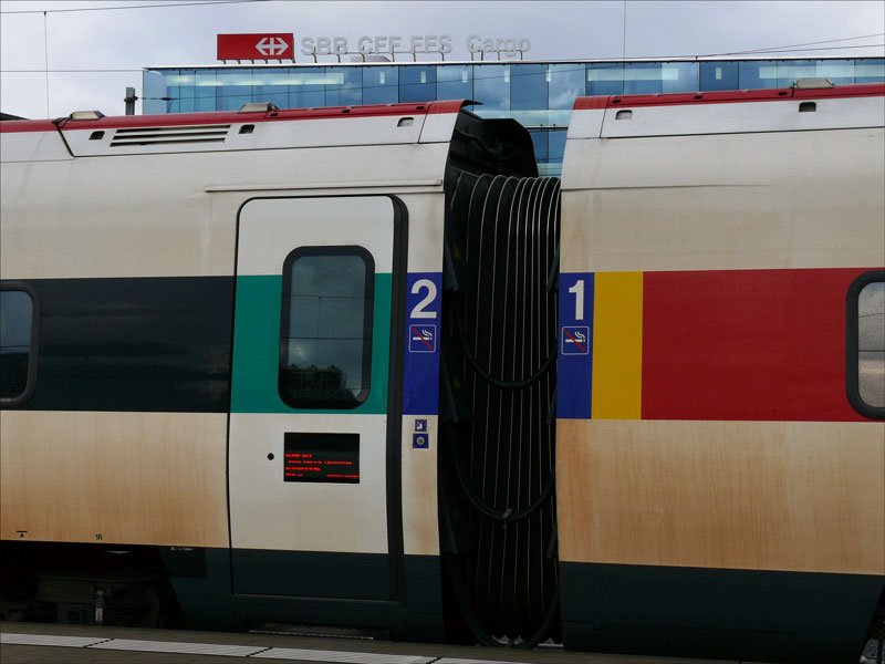 Fnffarbige Gestaltung des in Fensterhhe durchgehenden Streifens am ICN RABDe 500: anthrazit, grn, blau, gelb, rot; Basel SBB, 25.03.2009 
