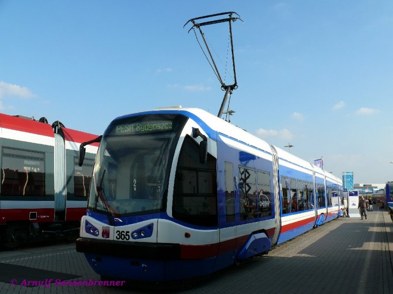 F�nfteilige neue Tram des Typs 122N des polnischen Herstellers PESA. 100% Niederflurig, Meterspurig.

Die hier gezeigte Tram ist f�r den Einsatz in Bydgoszcz (Bromberg) bestimmt, aber auch in Lodz sind diese Niederflurstra�enbahnen schon im Einsatz.

28.09.2008 INNOTRANS Berlin
