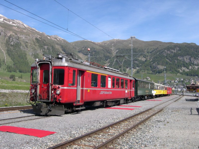 Fr die Anbindung des Gterumschalgzentrums Oberengadin (GUZO) und der dortigen Ausstellungen bzw. Aktivitten, verkehrte am Tag der offenen Tr am 10.06.2006 diese Garnitur aus einem alten ABdeh, einem 3. Klasse wagen, zwei offenen Aussichtswagen und einem Steuerwagen der Davos-Filisur-Bahn.