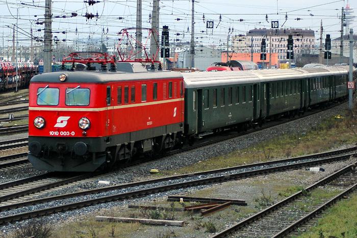 Fr diesen Sonderzug am 8.12 2005 von Wien nach Graz war eigendlich 1670.25 vorgesehen. An ihrer Stelle bespannt 1010 003 den Zug nach Graz. Hier leider ebenfalls noch keine optimalen Lichtverhlnisse.