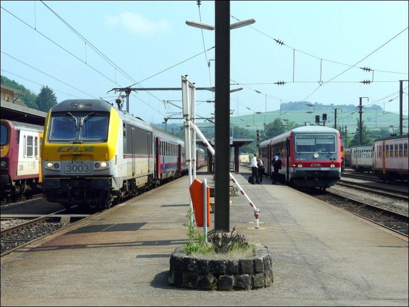 Fr E-Lok 3003 ist aber dann in Ettelbrck Endstation. Hier heit es umsteigen und es geht mit Dieselpower weiter nach Luxemburg. Durch die Unwetter in letzter Zeit, mssen Reparaturarbeiten an der Oberleitung zwischen Ettelbrck und Luxemburg durchgefhrt werden. Diese Arbeiten werden am Wochenende gemacht, zum Erstaunen vieler Fahrgste (Ist dieser kleine rote Zug wirklich der  Schnellzug  nach Luxemburg?) und zur Freude der Fotografen. 07.06.08 