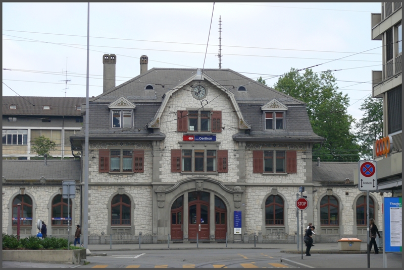 Fr einen der wichtigsten und verkehrsreichsten Knotenpunkte des schweizerischen Eisenbahnnetzes wirkt das Bahnhofsgebude von Zrich Oerlikon eher bescheiden. (24.06.2009)