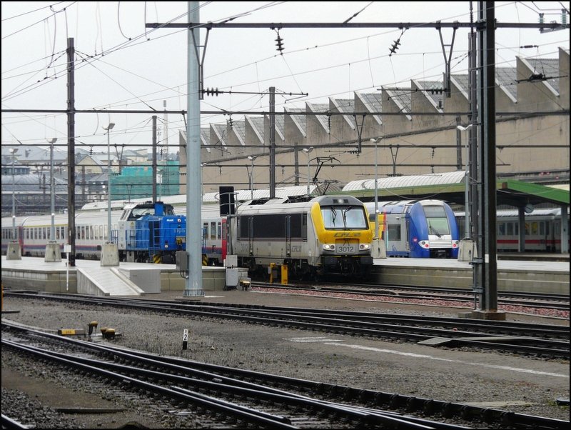 Fr einmal dominiert nicht die Farbe rot im Bahnhof von Luxemburg: v.l.n.r. CFL Cargo 1105, E-Lok 3012 mit SNCB Wagen, SNCF Triebzug und DB Wagen. 05.04.08