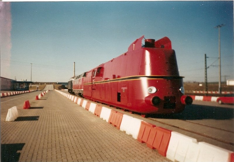 Fr das Eisenbahnmuseum in Prora baute das Dampflokwerk Meiningen eine nur rollfhige 03 mit Stromlinienverkleidung nach.Unter der Bezeichnung 03 002 stand sie zusammen mit der V200 009 und der E18 204 im Mrz 2001 als Neuzugang fr das Eisenbahnmuseum im Fhrhafen Mukran.Alle drei Loks wurden auf Tieflader nach Prora gebracht.