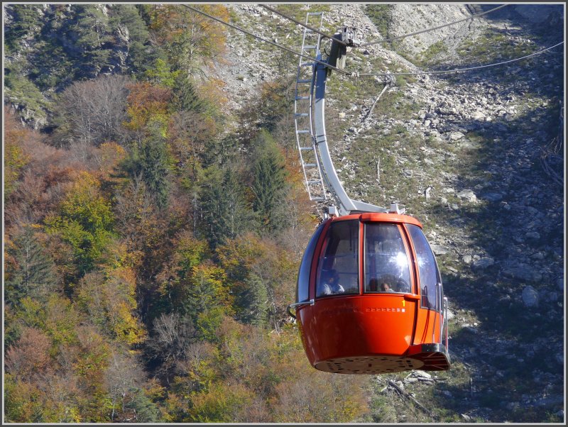 Fr die erneuerte Luftseilbahn von Rhzns nach Feldis wurde eine Eierform gewhlt. Man sitzt im Kreis und die menschliche Konversation untereinander wird somit gefrdert. Man kann die Bahn auch abends mieten fr ein gemtliches Nachtessen ber dem Abgrund der Rheinschlucht. (17.10.2007)
