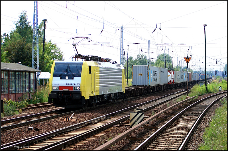 Fr ERS Railways ist ES 64 F4-206 (91 80 6189 206-6 D-DISPO) mit Containerzug unterwegs (Berlin Hirschgarten, 01.07.2009)