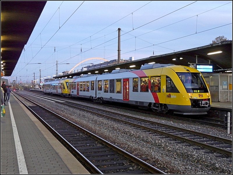 Fr etwas farbliche Abwechslung sorgte am Abend des 08.11.08 die Einfahrt dieses Sonderzuges der HLB in den Bahnhof Kln Messe/Deutz. Er fuhr spter nach Hofheim (Taunus). (Jeanny)