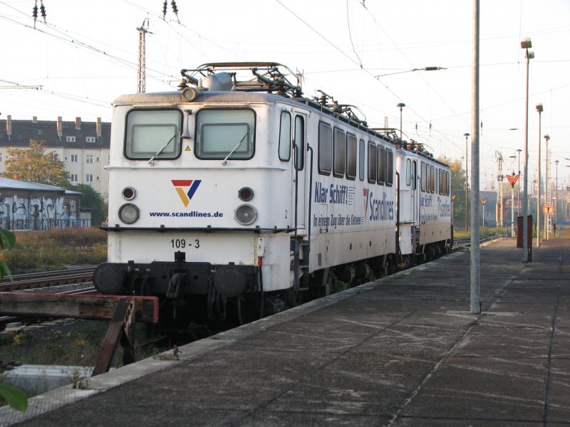Fr die Fhrverbindung nach Schweden setzt die Firma Georg diese BR 109 (DR 211;E11) ein .Hier abgestellt auf dem Bockgleis am Stellwerk B6 in Berlin Lichtenberg.