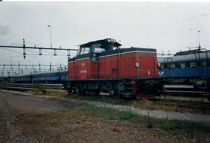 Fr Fan`s der schwedischen Eisenbahn hab ich Heute wieder ein paar Bilder ausgewhlt.Z66 620 im Juni 1999 im Vorfeld von Malm Central.