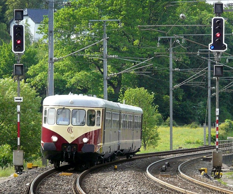 F�r die fr�hliche Gesellschaft, welche am 25.05.08 mit dem Westwaggon einen Ausflug in �sling machte, geht die Fahrt bald zu Ende. In Wilwerwiltz legt sich der restaurierte Triebzug Z 208 dynamisch in die Kurve auf seiner Fahrt nach P�tange. Auf bahnvideo.eu kann man auch ein Video von der Durchfahrt des Westwaggons in Wilwerwiltz anschauen.