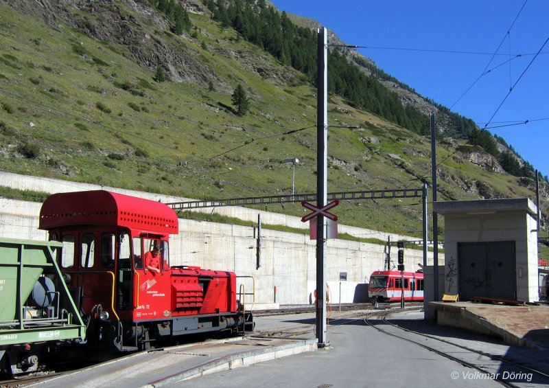 Fr den Gterverkehr im Bf Zermatt wird die Schmalspurdiesellok Gm 3/3 Nr. 72 eingesetzt. Im Hintergrund verlsst ein Triebzug BDSeh 4/8 als Pendel nach Tsch den Bahnhof - 17.08.2005
