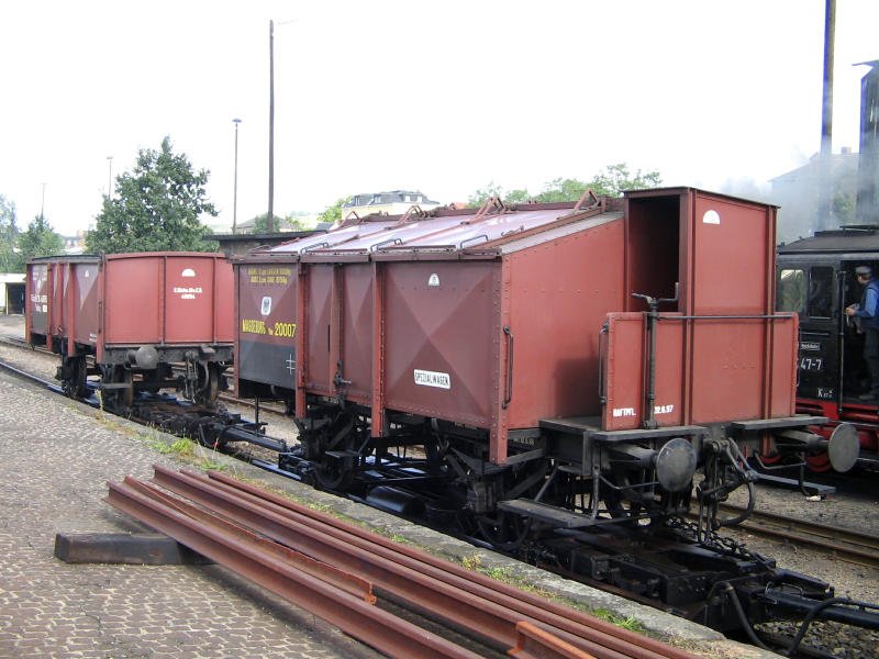 F�r den G�terzug nach Radeburg stehen zwei beladene Rollwagen bereit, Radebeul 15.09.07