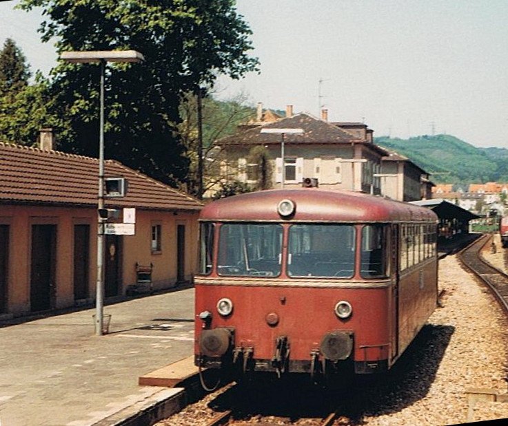 Fr Heute: Zwei ziemlich gegenstzliche Triebwagen/-Zge im internationalen Verkehr: 
In Waldshut wartet ein Schienenbus auf die wenigen Reisenden nach Koblenz (Schweiz) 
9. Mai 1984 (Gescanntes Foto)