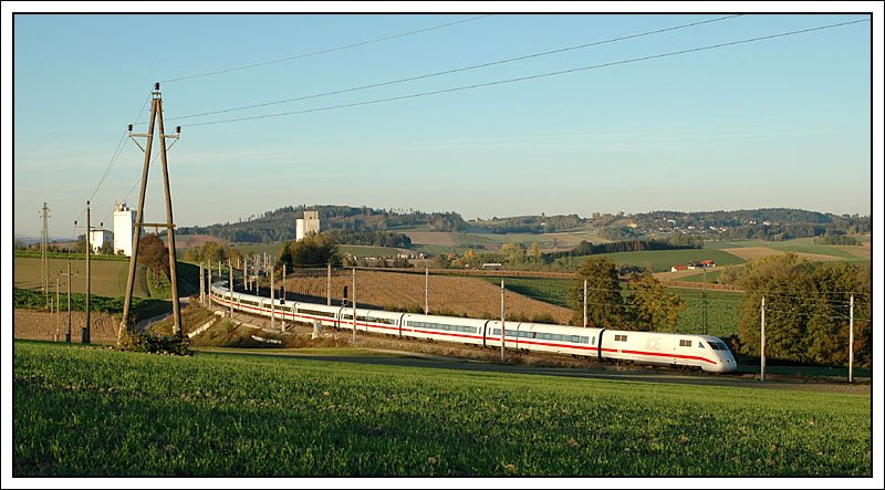 Fr den ICE 29 von Hamburg-Altona nach Wien West wurde es am 14.10.2007 in Haiding mit der Sonne knapp. Er hatte 9 Minuten Versptung, ging sich aber wirklich im letzten Licht aus. Diese Triebzge werden wir in sterreich ab dem Fahrplanwechsel nicht mehr zu Gesicht bekommen.