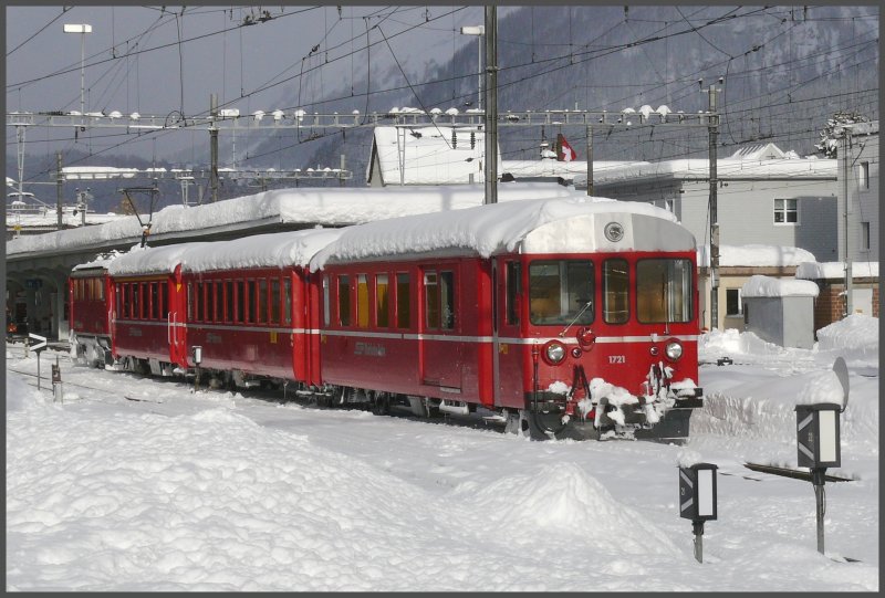 Fr diese Jahreszeit liegt ungewhnlich viel Schnee in Davos Platz. Ge 4/4 I 604  Calanda  und Steuerwagen 1721 pendeln zwischen Davos Platz und Filisur. (12.11.2007)