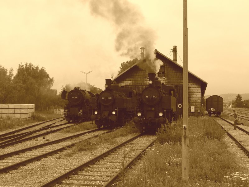 F�r jeden Dampflok-Fan ein Muss: Am 27. und 28.06.09 rangieren die drei Dampfloks 93.1420, 93.1421 und 52.7612 im Lokalbahnhof Mistelbach, genau so wie vor einigen Jahrzehnten. F�r ein Foto positionierten sich die drei vor dem alten Heizhaus um 9:20 Uhr.(27.06.2009)